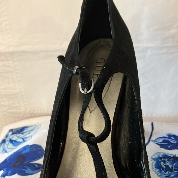 Guess Women’s Black Suede T-Strap 4 1/2” Stiletto Sz 9 Heels-small G on heels - Picture 2 of 13